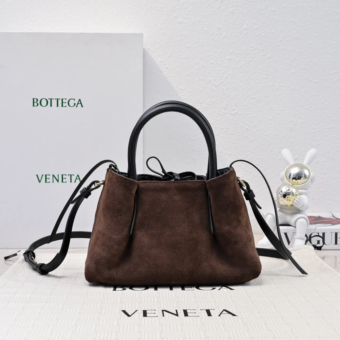 Batch 1760 BOTTEGA VENETA 2025 new product pinacoteca has super soft leather, and the weaving function, practicality and relaxed fashion sense have not fallen behind❤️‍🔥Amway has given sisters a must-have bag when going out. The size of the bag also accurately meets the commuting needs of urban beauties. It can accommodate mobile phones, keys, lipstick, powder, sunscreen, shopping bags...all of it! ! ! 🔥The capacity should not be underestimated~ It does not choose people, clothes, or occasions. With its majestic curved outline, exquisite woven texture, delicate edges and rounded handles, this woven vegetable basket bag truly achieves the goal of "dressing up and being fashionable without getting in the way"~ Are you interested in Jimei? Style number: 9004 Size: 24*15*12cm